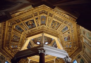 440年頃に建てられたパレオクレチア時代のサンジョバンニ・イン・ラテラノ（聖ヨハネ・ラテラノ）の洗礼堂（battistero lateranense o san Giovanni in Fonte）内の丸天井の様子。ローマ 作： Paleo Christian