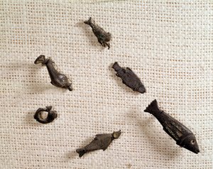 クリスチャン・アンティキテ：魚の形をしたフィーブルと金属製のジュエリー。国立考古学博物館、サン・ジェルマン・アン・レイ 作： Paleo Christian Paleo Christian