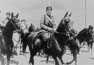 アルバム「ドゥーチェ」。ローマで馬に乗ったベニート・ムッソリーニと側近たち（モノクロ写真 作： Pandimiglio Pandimiglio