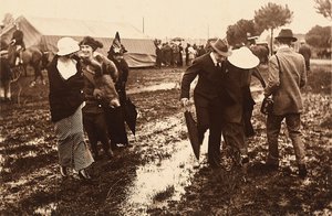 1915年2月22日、ローマ近郊のカパンネレで行われたキツネ狩りの祭典に参加したゲストたち（モノクロ写真）。 作： Paolo Lucchesi