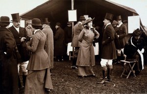 ローマ近郊のCasal Brunoriでキツネ狩りの最中に休息するローマ貴族の肖像（1915年02月01日）（モノクロ写真 作： Paolo Lucchesi
