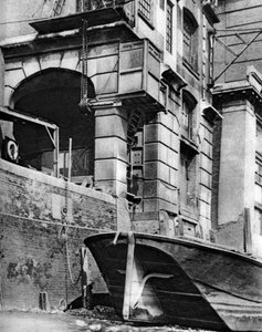 1926〜1927年のキャノンストリート駅近くのテムズ川沿いの都市商人の邸宅の名残 作： Paterson
