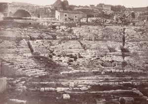 1865年、シラクーサ円形劇場（写真