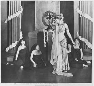 1905年3月13日、パリのギメ美術館で演奏するマタハリ 作： Paul Boyer