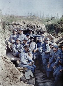 1917年6月16日、フランス、アルザス、オーラン県、ヒルツバッハ最前線の塹壕にいるフランス兵のグループ（オートクロム） 作： Paul Castelnau