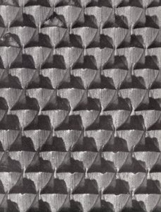 靴磨きのやすりの表面（モノクロ写真） 作： Paul Henning
