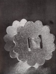 ペーパーファスナー2本（モノクロ写真） 作： Paul Henning