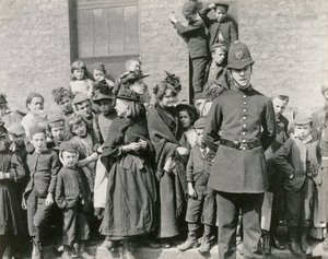 ロンドンの警官の葬式、1894 年 作： Paul Martin