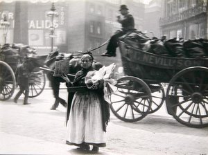 女性の新聞販売員、ロンドン、1890年代頃（モノクロ写真） 作： Paul Martin