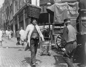 ビリングスゲート マーケット、ロンドン、1893 年に魚のポーター。 作： Paul Martin
