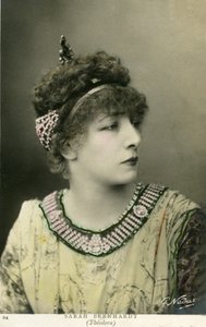 サラ・ベルナールことアンリエット・ロジーヌ・ベルナール（1844-1923）の「テオドラ」役（1884年、ヴィクトリアン・サルドゥの作品）（写真 作： Paul Nadar