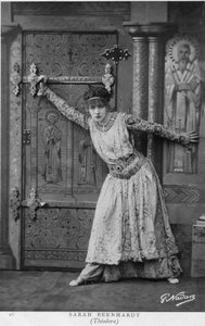 サラ・ベルナールことアンリエット・ロジーヌ・ベルナール（1844-1923）は、1884年にヴィクトリアン・サルドゥによって上演された演劇「テオドラ」のシーンで活躍しました（モノクロ写真）。 作： Paul Nadar