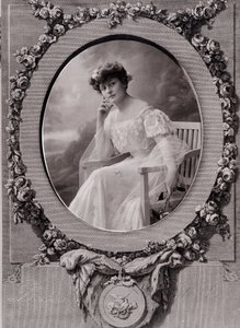 花をあしらった背景に楕円形のベンチに座る女性の肖像 作： Paul Nadar