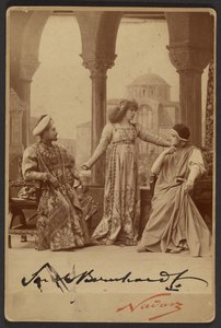 [ジスモンダ役のサラ・ベルナール】。］ 作： Paul Nadar