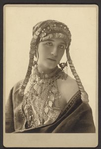 [演劇衣装を着た見知らぬ女性] 作： Paul Nadar
