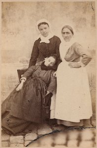 ヒステリーてんかん、発作、てんかん様相、ボーンビルらによるサルコペトリエ写真、プレートXVI、パリ、1876年（アルブメンプリント） 作： Paul Regnard