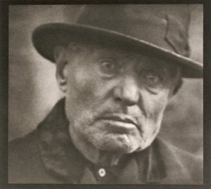 写真-ニューヨーク［男性-ファイブ・ポインツ・スクエア］ 作： Paul Strand
