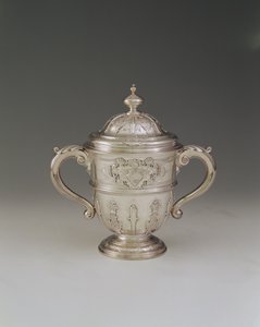 両手持ちのカップとカバー、1730-31 作： Paul de Lamerie