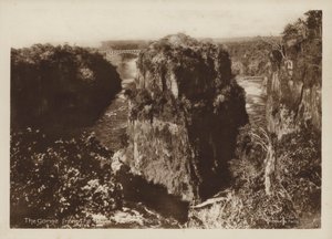 ホテルから見た峡谷、ビクトリアフォールズ (白黒写真) 作： Percy M. Clark