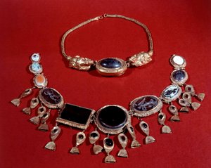 ペルシャ美術：2つの金製ネックレス、パルテ時代、紀元後3世紀 作： Persian
