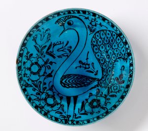 背景色が水色の孔雀を描いた19世紀のペルシャの陶器料理