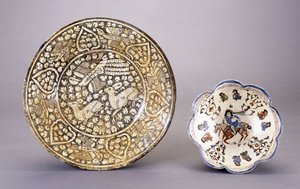 14世紀の密な緑豊かなモチーフの中に座っている2頭の鹿を描いたスルタナバードの陶器料理 作： Persian School