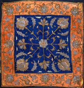 銀と金糸で刺繍された青いサテン畑で構成されたボチャ 作： Persian School