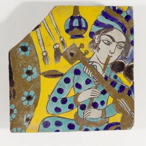 ターバンでフルートを演奏する男性を描いた17世紀後半のSafavid Persia cuerda seca陶器タイル 作： Persian School