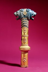 円筒状のソケット、中央値または初期のアケメネス朝期（金＆ラピスラズリ） 作： Persian School
