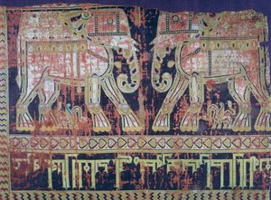 10世紀にイランで作られた絹織物で、トルコの将軍アブ・マンスル・ブクテギンによる象と碑文、細部。 作： Persian School