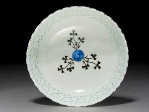 ゴンブロンボウル、イラン、サファヴィー朝時代（ピアス装飾と黒い下絵のある石のり） 作： Persian School