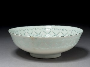 ゴンブロンボウル、イラン、サファヴィー朝時代（ピアス装飾と黒い下絵のある石のり）