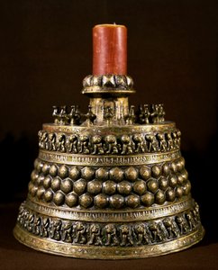 イスラム美術：銀象嵌のブロンズ製燭台。12世紀のペルシャ美術。カイロ、イスラム美術博物館 作： Persian School