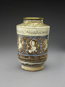13世紀初頭のハーピーの壺（フリットボディ、不透明な白い釉薬に光沢とコバルトブルーで塗装） 作： Persian School