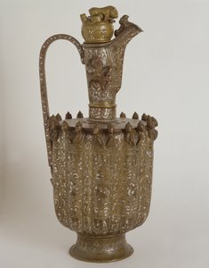 ハンドルと蓋が付いた水差し、金の切り込み（金属と金）