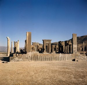 ""ペルセポリス（イラン）のダレイオス1世（紀元前550～486年）の宮殿 "" アイメネスのペルシャ帝国の遺跡。紀元前6～5世紀 作： Persian School
