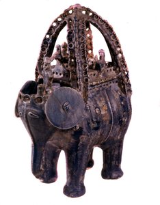 ペルシャ美術：イランのゴルガン地方で作られた青色ファイアンス製のリゾンまたはリトンまたはリソン。13世紀テヘラン、考古学博物館 作： Persian School