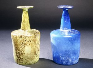 ペルシャ製の吹きガラス製ボトル