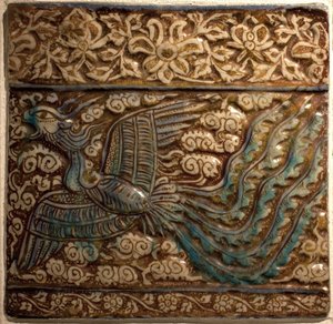 シムルグ（SimorghまたはSenmurw） - アズレージョ - カシャーン（ペルシャ）のファイアンス（Faience de Kashan）、イルハンイド（Ilkhanide）時代、14世紀初頭（タイル、成形陶器、光沢と下絵付き、ペルシャ、カシャーン、14世紀初頭、イルハンイド時代） - リスボンのカルースト・グルベンキアン美術館（P 作： Persian School