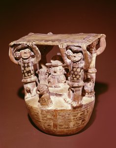 廷臣、Recuay文化（セラミック）によってサポートされている天蓋付きの王位の神 作： Peruvian School