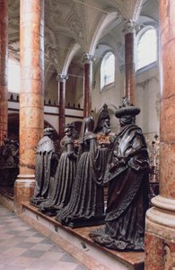 マクシミリアン1世（1459-1519）の墓 祖先、親戚、同時代の人々と思われる喪主の4体のブロンズ像の図で、デザインはギルグ・セッセルシュライバーによるものとされています。 作： Peter (workshop of) Vischer