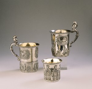 1830年と1795年の2つのマグカップ、およびビーカー