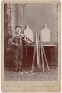 大工手伝いの肖像,c.1900年（写真） 作： ピーター・ディンゲルディ