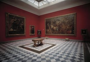 ルーベンス作「イヴリーの戦いでのアンリ4世」と「パリでのアンリ4世の凱旋」を展示する美術館のホール 作： Peter Paul Rubens