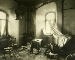 1917 年のロシア革命: 1917 年 11 月の砲撃後のモスクワ クレムリンのチュドフ修道院の内部. Pyotr Petrovich Pavlov (1860-1925) による写真 作： Petr Petrovich Pavlov
