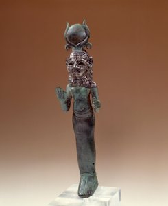 オリエンタル・アンティキティーフェニキアの女神。ブロンズと銀の彫像。紀元前700-600年パリ、ルーヴル美術館