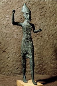 フェニキア：ブロンズ製の神の置物。シチリア島セリヌンテ（セリノンテ）付近の海で発見。紀元前14〜13世紀。パレルモ、ナツィオナル考古学博物館 作： Phoenician