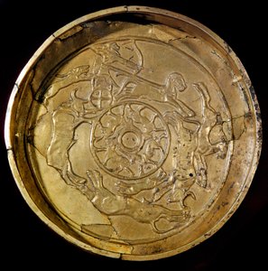 フェニキア美術：王の狩猟場面を飾る金の皿。紀元前14世紀、ラス・シャムラ（ウガリットまたはオウガリット）出土。直径19cm パリ、ルーヴル美術館