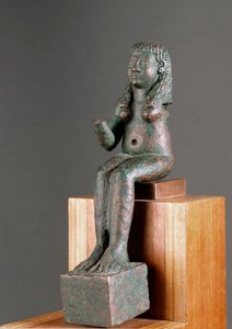 フェニキア美術：神アスタルテの表現。紀元前7世紀のブロンズ彫刻。スペインのカランボロの祠から。薄さ16 cm セビリア、考古学博物館 作： Phoenician