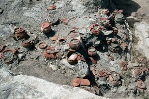 フェニキア人の文明：壺の遺跡、現在のサンタンティオコ島にあるプニキア都市スルキスのトフェット跡（聖アンティオキアまたは聖アンティオキア）、ピテクス起源（ピテクサまたはピテクサイまたはピテクサエ）（イスキア島）、8世紀後半